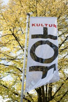 Fahne mit Aufschrift Kulturhof Dulsberg