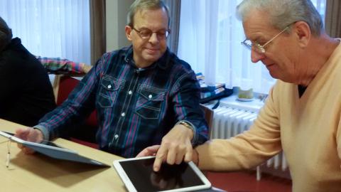 Senioren am Computer-Tablett.